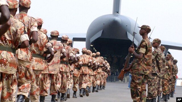 Rwandan soldiers board a US military plane at Kigali International airport. (July 17, 2005 file photo)