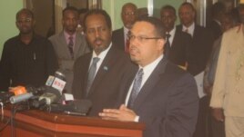 Xasan Sh. Maxamuud iyo Keith Ellison oo Muqdisho saxaafadda kula hadlaya