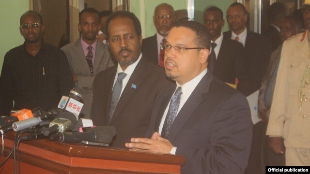 Xasan Sh. Maxamuud iyo Keith Ellison oo Muqdisho saxaafadda kula hadlaya