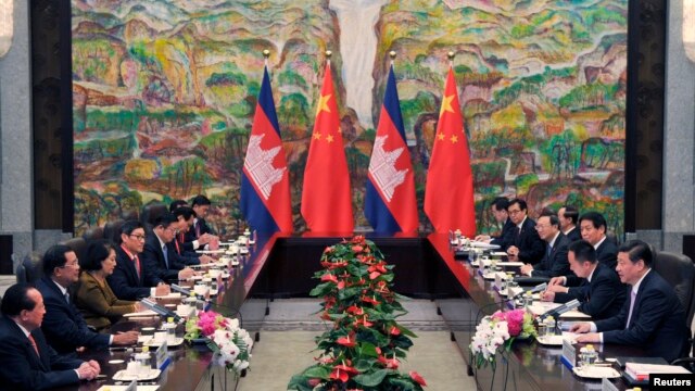 Cambodia's Prime Minister Hun Sen (2nd L) and China's President Xi Jinping (R) attend a meeting at Xijiao Hotel in Shanghai, May 18, 2014. 