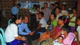 ကုလသမဂ္ဂရဲ့ မြန်မာနိုင်ငံဆိုင်ရာ လူ့အခွင့်အရေး အထူးကိုယ်စားလှယ် Tomas Ojea Quintana ကချင်ပြည်နယ် မြစ်ကြီးနားမြို့မှာ စစ်ပြေး ဒုက္ခသည်တွေနဲ့ တွေ့ဆုံစဉ် (ဖေဖော်ဝါရီ ၁၅၊ ၂၀၁၃)