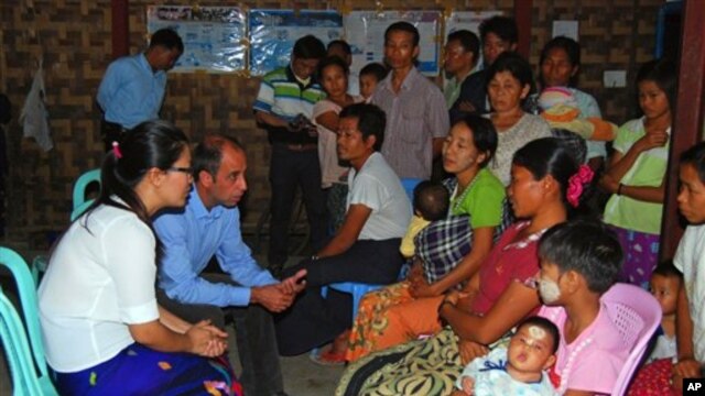 ကုလသမဂၢရဲ့ ျမန္မာႏုိင္ငံဆိုင္ရာ လူ႔အခြင့္အေရး အထူးကိုယ္စားလွယ္ Tomas Ojea Quintana ကခ်င္ျပည္နယ္ ျမစ္ႀကီးနားၿမိဳ႕မွာ စစ္ေျပး ဒုကၡသည္ေတြနဲ႔ ေတြ႔ဆံုစဥ္ (ေဖေဖာ္ဝါရီ ၁၅၊ ၂၀၁၃)