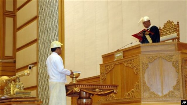 လစ္လပ္သြားတဲ့ ဒုတိယသမၼတ ဦးတင္ေအာင္ျမင့္ဦး ေနရာမွာ ေရတပ္ ဗုိလ္ခ်ဳပ္ႀကီး ဥာဏ္ထြန္းကုိ ဒုသမၼတအျဖစ္ ၾသဂုတ္လ ၁၅ ရက္ေန႔ မနက္ပုိင္းမွာပဲ ျပည္ေထာင္စုလႊတ္ေတာ္နာယက ဦးခင္ေအာင္ျမင့္က အသိေပးေၾကညာၿပီး တပါတည္း က်မ္းသစၥာ က်ိန္ဆုိေပးခဲ့ပါတယ္။ 