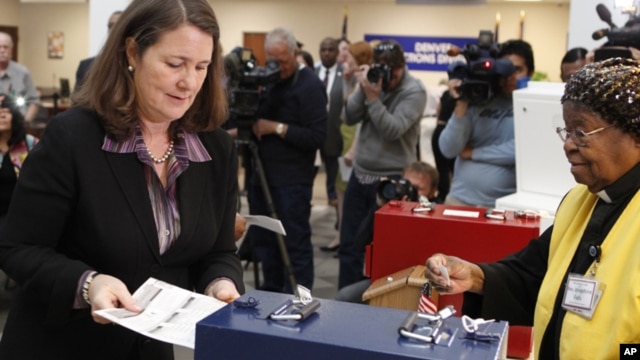 La congresista demócrata Diana DeGette deposita su voto temprano en un colegio electoral en Colorado.