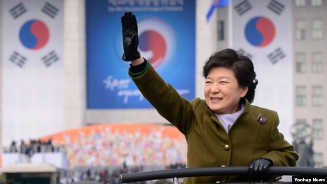 25일 제18대 한국 대통령 취임식을 마치고 청와대로 향하며 시민들에게 손을 박근혜 대통령. 