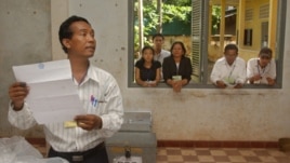 An election worker calls votes off a ballot as election observers look on through a window, (file photo). 