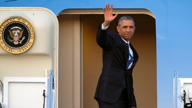 Tổng thống Barack Obama trên chiếc chuyên cơ đưa ông công du châu Phi. Ông đã tới Kenya vào chiều tối thứ Sáu, 24/7/2015.