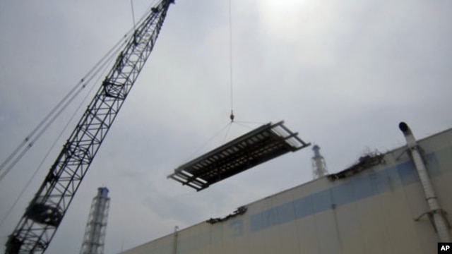 Installation work is carried out on a roof at unit 3 turbine building at the tsunami-crippled Fukushima Daiichi Nuclear Power Station in Fukushima prefecture in Japan, July 18, 2011