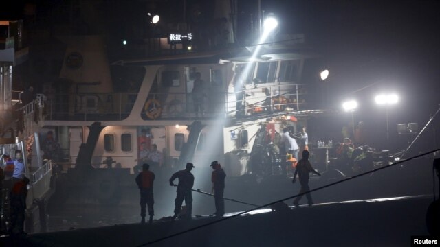 Rescatistas sobre el casco del barco hundido en el río Yangtzé.