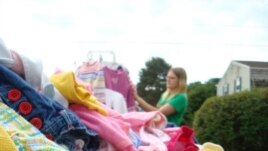 Ropa para niños y juguetes siempre son artículos que atraen a los compradores.