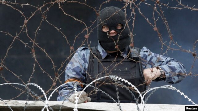 Пророссийский сепаратист в Донецке