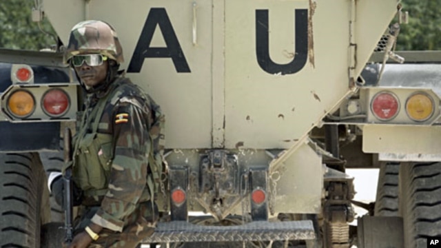 A Ugandan soldier serving with the African Union Mission in Somalia (AMISOM) stands at the back of an armored fighting vehicle near the front line in the Yaaqshiid District of northern Mogadishu, Somalia. (file photo)