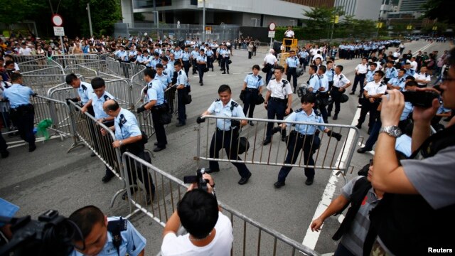 Cảnh sát thiết lập các hàng rào chặn lối vào Văn phòng của Hành chánh Trưởng quan Hồng Kông, ngày 2/10/2014.