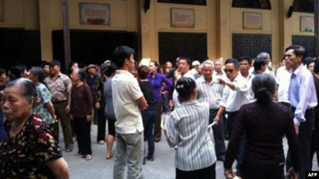 Đám đông kéo vào gây sự với nhà thờ Thái Hà ngày 3/11/2011