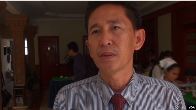 លោក​ឈិត សំអាត ​នាយក​​ប្រតិបត្តិ​​អង្គការ​​ NGO Forum ​​សម្ភាស​ជាមួយ​​​អ្នក​យក​​ព័ត៌មាន​​វីអូអេ ​អំឡុង​​ពេល​ធ្វើ​​សិក្ខា​សាលា​​នៅភ្នំពេញ។​​