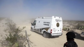 Los cuerpos de las víctimas fueron trasladados por la policía forense para ser examinados e identificados.