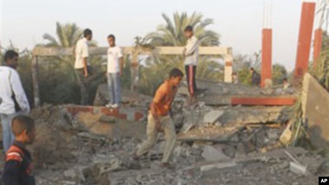 Palestinians inspect the damage to a building following an Israeli airstrike in Deir el-Balah, central Gaza Strip, 19 Nov 2010