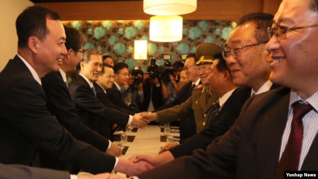 인천 아시안게임 폐막식을 계기로 만난 남북 고위급 인사들이 악수하고 있다.