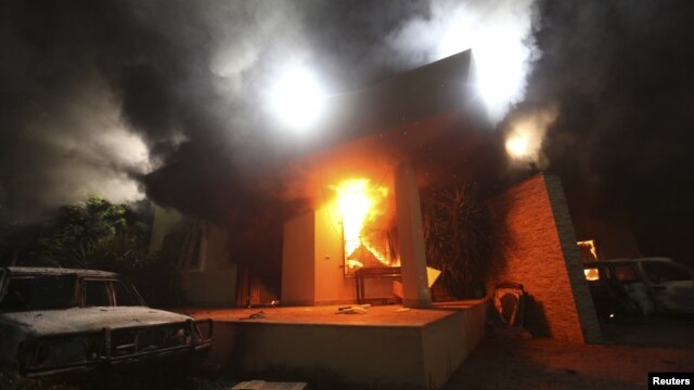 El consulado estadounidense envuelto en llamas tras el ataque de milicianos de al-Qaeda, el 11 de septiembre de 2012.