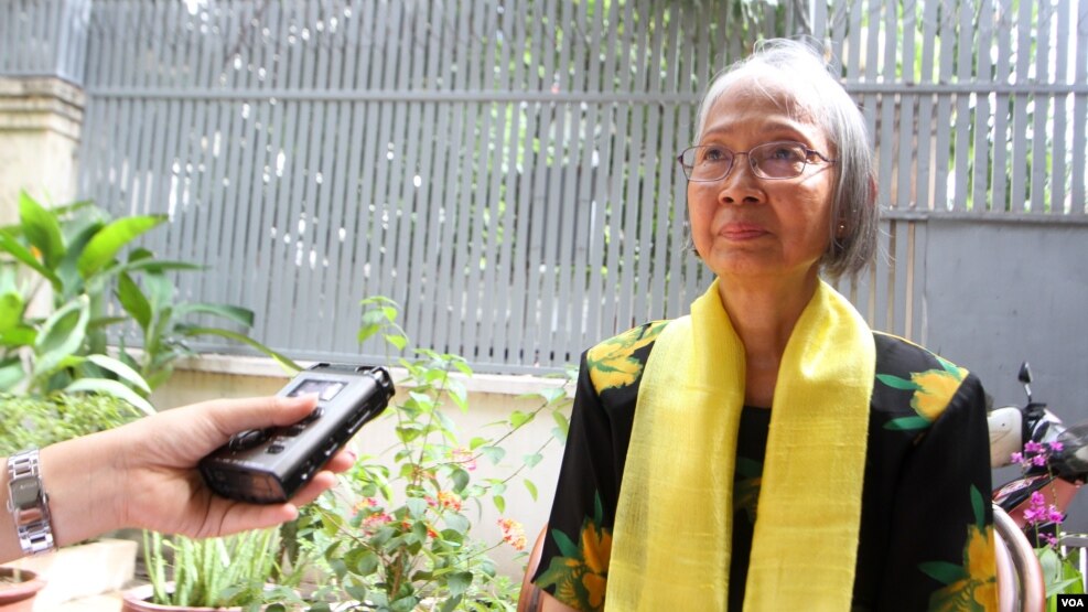 លោកស្រី ជា វណ្ណាត អ្នក​វិភាគ​ឯករាជ្យ​មួយ​រូប និង​ជា​អ្នក​និពន្ធ​សៀវភៅ​ដែល​មាន​ចំណង​ជើង​ថា A Cambodian Survivor’s Odyssey ឬ ជា​ភាសា​ខ្មែរ​ថា «ដំណើរ​ជីវិត» ផ្តល់​បទសម្ភាសន៍​ជាមួយ VOA នៅ​ឯ​គេហដ្ឋាន​លោកស្រី​ក្នុង​រាជធានី​ភ្នំពេញ នៅ​ថ្ងៃ​ទី​០១ ខែ​សីហា​ ឆ្នាំ២០១៦។ (ហ៊ាន សុជាតា/VOA)