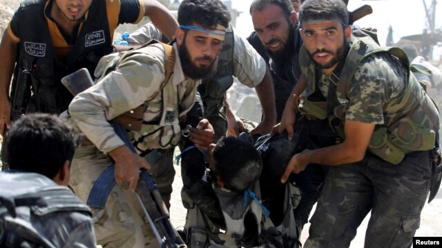 Các chiến binh Quân đội Syria Tự do giúp một đồng đội bị thương