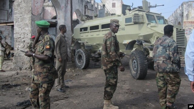 Ciidamada AMISOM oo ku sugan meesha uu dabku ka dhacay.