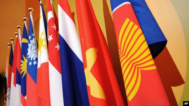 Trung Quốc nói muốn hợp tác và đối thoại với bộ quốc phòng các nước ASEAN để cùng bảo đảm hòa bình, ổn định khu vực, nhưng né tránh đề cập đến vấn đề Biển Đông.