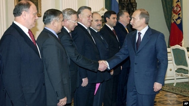 Russian President Putin, right, greets leaders in the outgoing lower house of parlament — Pekhtin is fifth from left — the Kremlin, Moscow, Dec. 11, 2003.