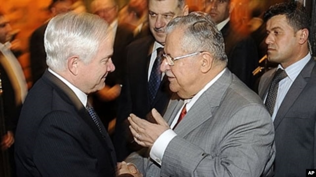 U.S. Defense Secretary Robert Gates (L) shaking hands with Iraqi President Jalal Talabani upon the former's arrival for a meeting in Baghdad, 10 Dec 2009