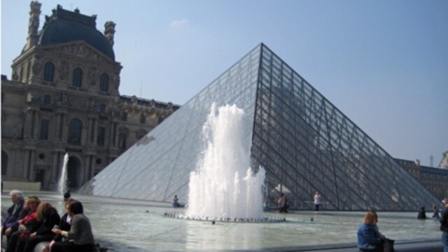Sân chính của viện bảo tàng Louvre ở Paris, Pháp