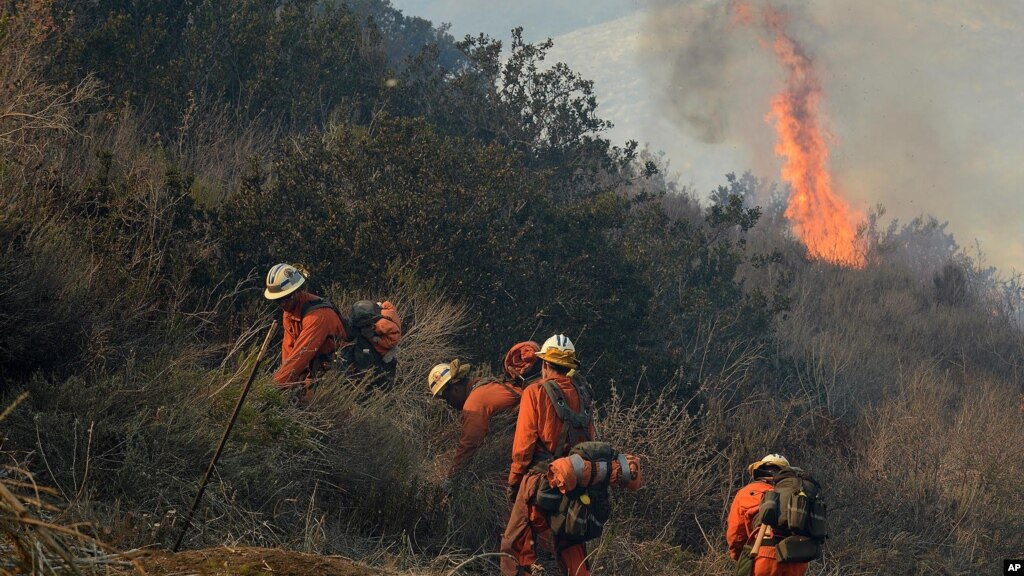 Crews Contain Much Of California Brush Fire Evacuations Lifted 0674