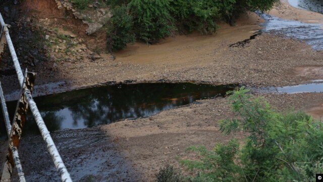 Environmental officials say if this oil spill in Zamfara State, Nigeria is not cleaned up, thousands of farms could be damaged and other economic activities like artisanal gold mining could be disrupted. (Photo courtesy Ivan Gayton)