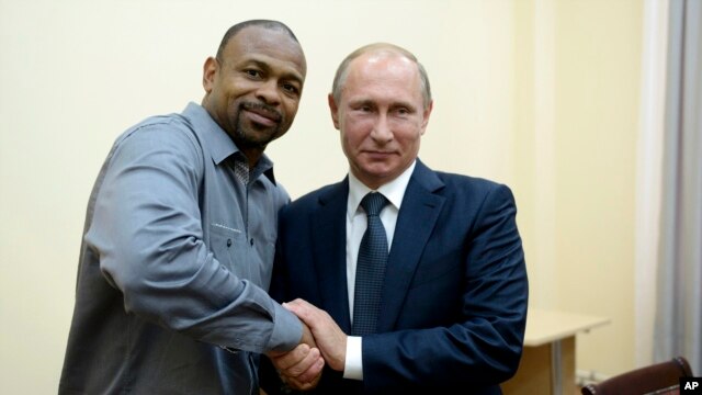 Боксер из США Рой Джонс обратился к Путину за российским гражданством