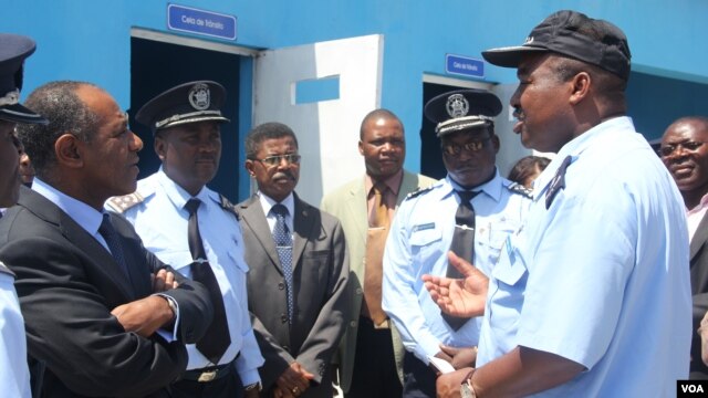Governador do Namibe, Isaac dos Anjos, visitando postos postos policiais da fronteira