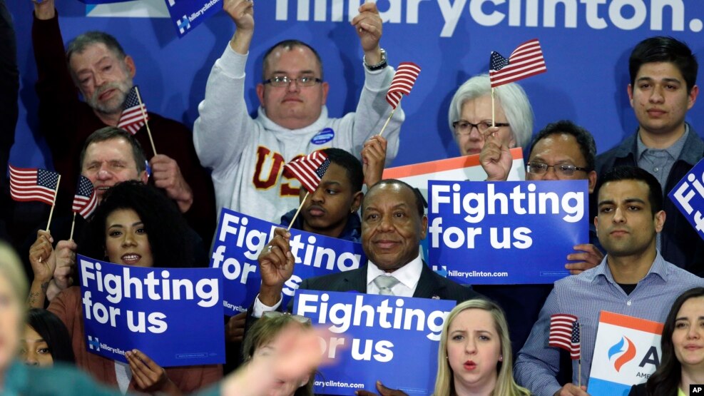 Ảnh tư liệu - Những người ủng hộ ứng cử viên Tổng thống Đảng Dân chủ Hillary Clinton trong một buổi mít tinh tại trường trung học Rainier Beach ở Seattle.