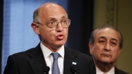 Le chancelier argentin Hector Timerman parle à la presse le 12 nov. 2012 du dispute avec le Ghana