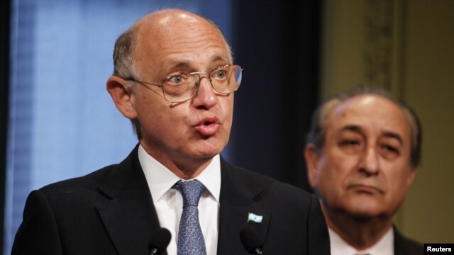 Le chancelier argentin Hector Timerman parle à la presse le 12 nov. 2012 du dispute avec le Ghana