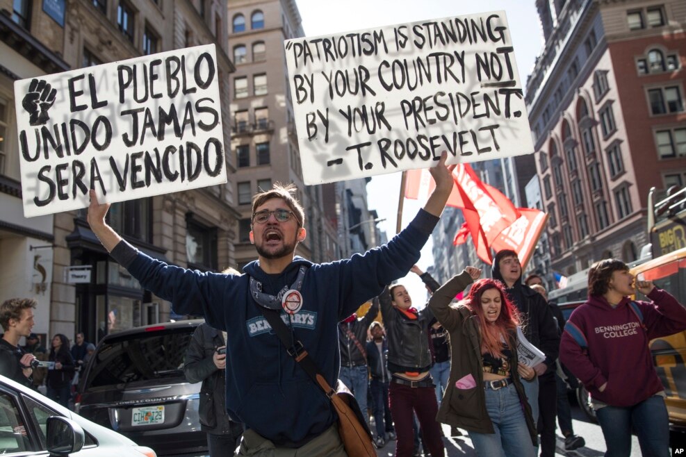 纽约的示威者游行到第五大道，反对川普当选总统，有人举着罗斯福语录&ldquo;爱国主义是支持国家，不是支持总统&rdquo;（2016年11月12日）