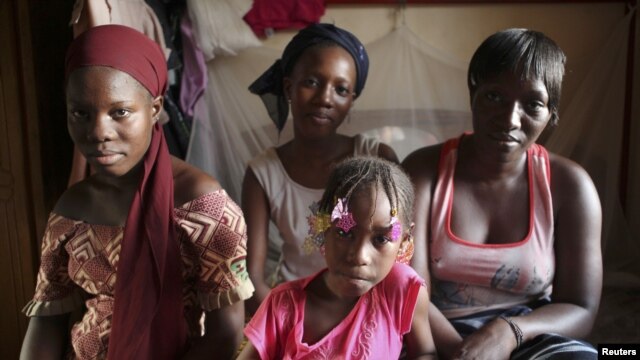 wakimbizi kutoka mji wa Timbuktu, Mali wakisubiri msaada wa makazi.