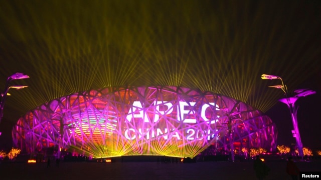 Một màn hình hiển thị logo APEC ở Sân vận động Quốc gia trong một buổi tổng duyệt cho hội nghị APEC ở Bắc Kinh 4/11/ 2014.  