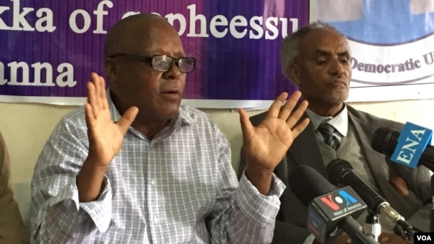 FILE - Ethiopian opposition leader Merera Gudina (L), seen here in a July 2015, photo, says claims that violent protests cause his movement to lose credibility losing credibility are "probably the fabrication of the government and some Western media."