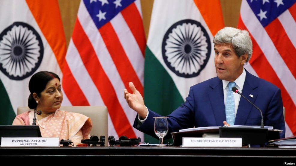 Ngoại trưởng Mỹ John Kerry (phải) và Bộ trưởng Ngoại giao Ấn Độ Sushma Swaraj tại 1 cuộc họp báo chung ở New Delhi, Ấn Độ, 30/8/2016.