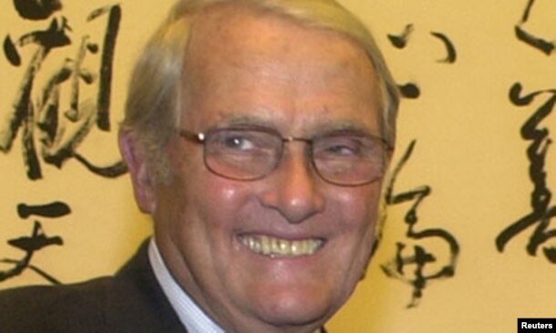 担任过美国驻北京大使的李洁明卸任后访问台湾（2003年7月25日）