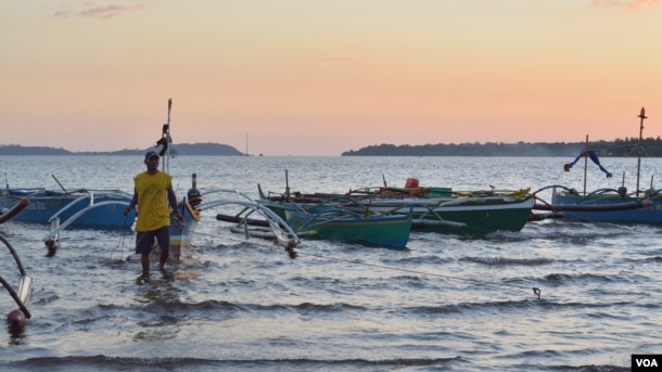 A Filippino fisherman removes tow ropes of his boat before heading out into the South China Sea, in Masinloc, Philippines, Nov. 8, 2015. Fishermen in the Philippines hope Duterte's visit to China will help them regain access to disputed waters.