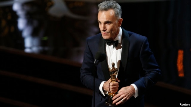Daniel Day Lewis menerima penghargaan sebagai aktor terbaik untuk perannya dalam "Lincoln" dalam Academy Awards ke-85 di Los Angeles (24/2). (Reuters/Mario Anzuoni)