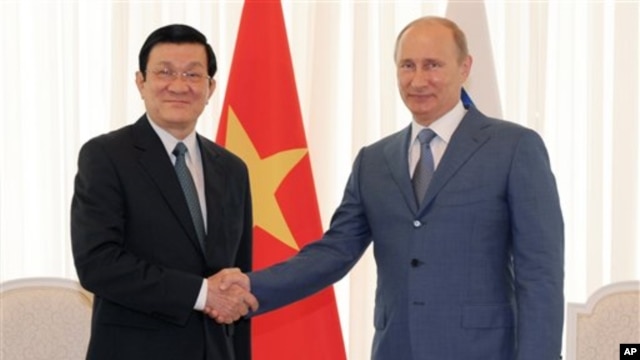 Tổng thống Nga Vladimir Putin và Chủ tịch nước Việt Nam Trương Tấn Sang trong cuộc họp tại khu nghỉ mát Biển Đen ở Sochi, miền Nam nước Nga, ngày 27/7/2012. 