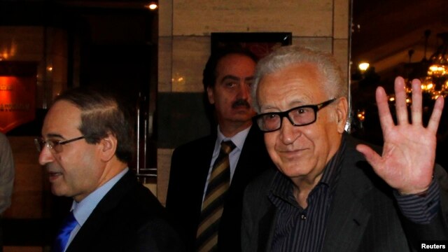 Đặc sứ Liên hiệp quốc Lakhdar Brahimi (phải) chào các ký giả khi ông đến một khách sạn ở Damascus, 28/10/13