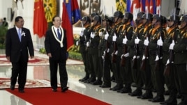 China's Premier Wen Jiabao, second form left, inspects honor guards with Cambodia's Prime Minister Hun Sen, left, during an official welcoming ceremony in Phnom Penh, Cambodia, Sunday, Nov. 18, 2012. (AP Photo/Vincent Thian)