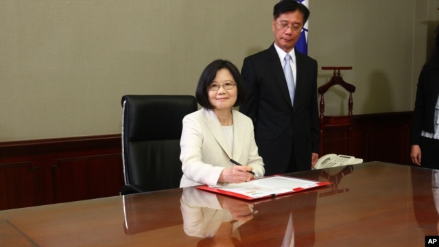 Tổng thống Đài Loan Thái Anh Văn ký văn bản đầu tiên sau lễ nhậm chức tại Văn phòng Tổng thống ở Đài Bắc, Đài Loan, ngày 20 tháng 5 năm 2016.