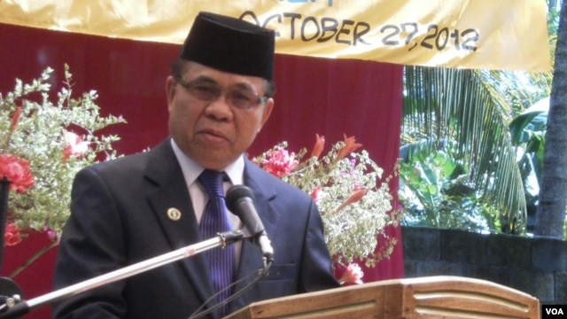 Moro Islamic Liberation Front Chairman Al Haj Murad Ebrahim holds a rare press conference at Camp Darapanan, Philippines, October 27, 2012. (Simone Orendain/VOA)